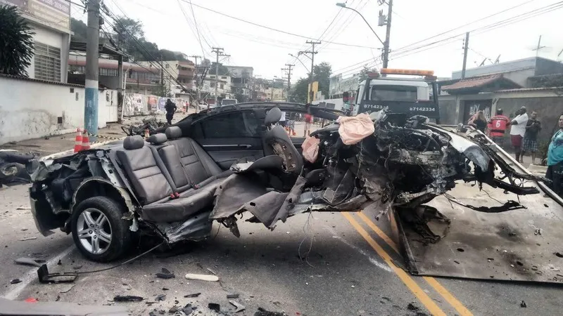 O acidente deixou o Honda Civic completamente destruído, ontem, na Covanca