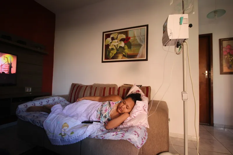 Flávia luta contra a doença e tem o desejo de criar as duas filhas em Maricá, onde mora