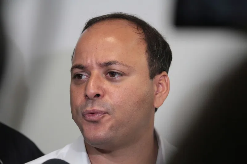 Em representação ao Ministério Público (detalhe) vereador Bruno Lessa questiona gastos de Rodrigo Neves com publicidade sete vezes maior do que o orçamento da Secretaria de Saúde