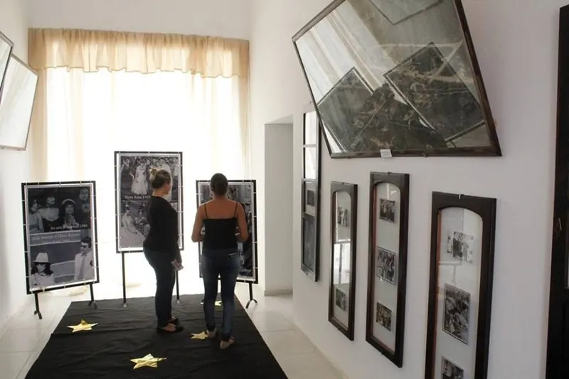 Objetos do acervo pessoal da artista estão na exposição