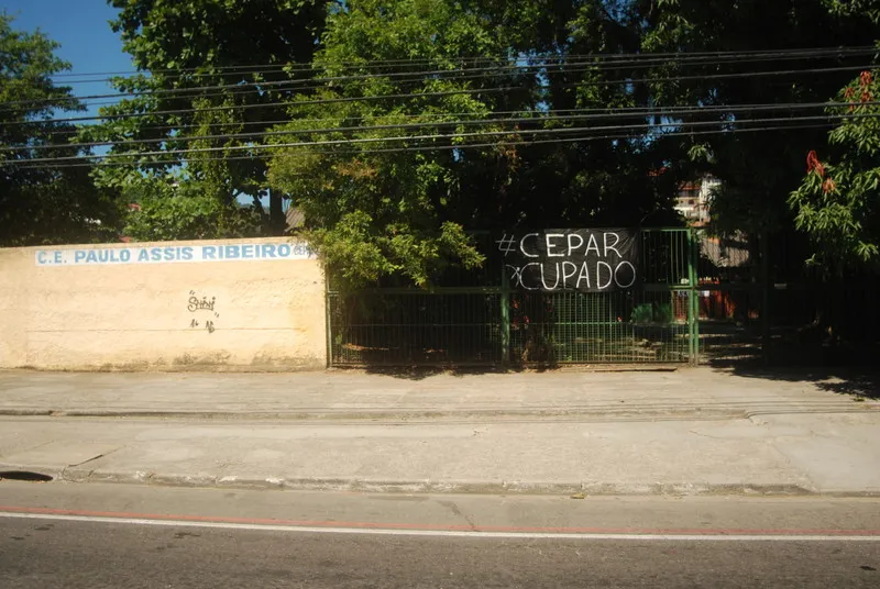 Colégio Paulo Assis Ribeiro ocupado por estudantes  Estrada Caetano Monteiro  no Largo da Batalha em Niteroi