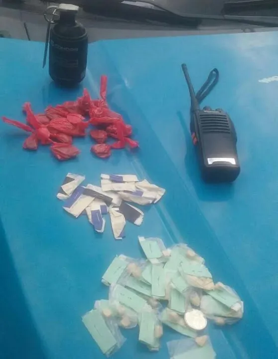 Os policiais militares encontraram granada e drogas com o preso
