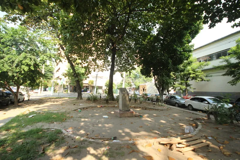 Localizada no Centro de Niterói, local não tem serventia