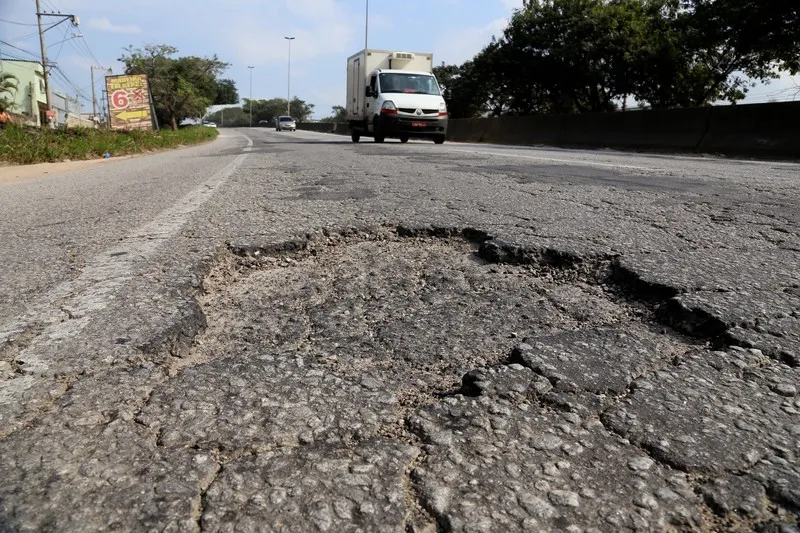 Buracos sempre aparecem na RJ-104 nos períodos de chuva e causam prejuízos aos motoristas