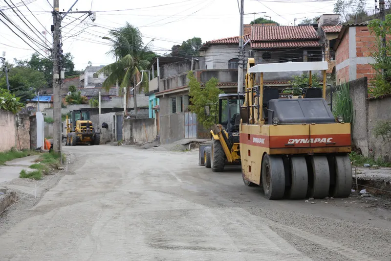 Na Estrada do Malafaia, no Rocha, operários são obrigados por traficantes a usar o maquinário para colocar e retirar barricadas