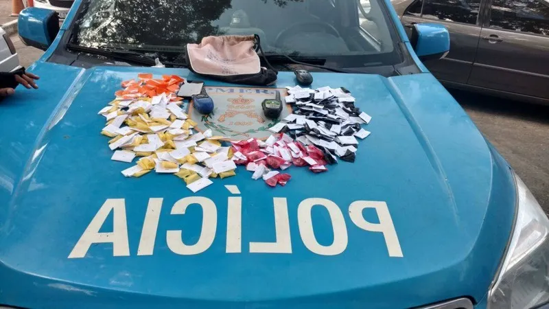 Segundo PMs, rapaz estava cocaína, maconha e ‘radinhos’