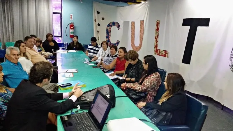 O novo regimento escolar foi entregue, esta semana, à secretária de Educação, Vaneli Chaves