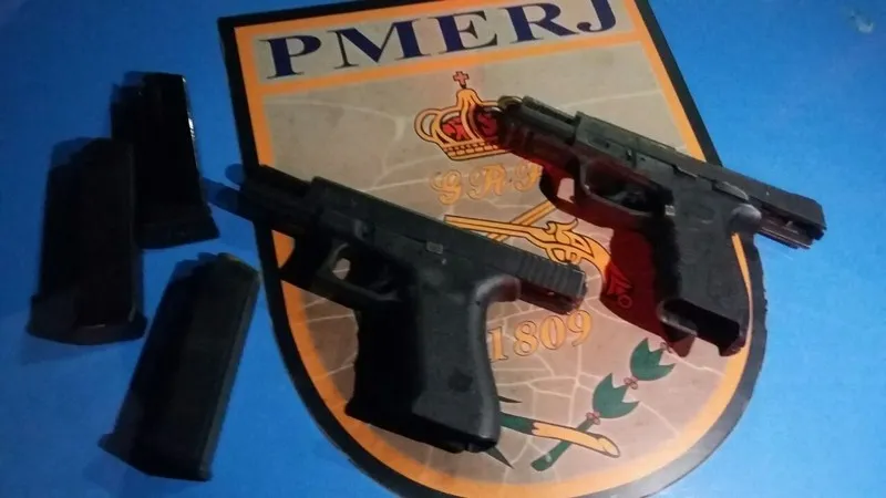 As armas apreendidas pelos Pms foram levadas para a delegacia