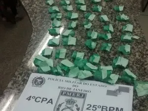 O suspeito abandonou maconha e cocaína em terreno baldio