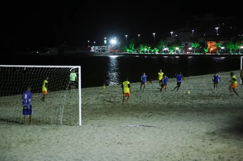 Entre as atividades oferecidas está o beach soccer noturno