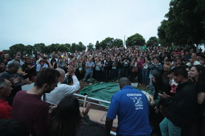 O enterro de Maicon reuniu centenas de pessoas, ontem à tarde, no Parque da Paz, no Pachaco