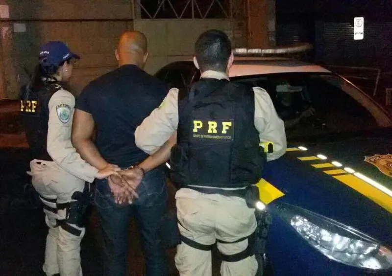 O homem de 50 anos foi capturado por agentes da PRF