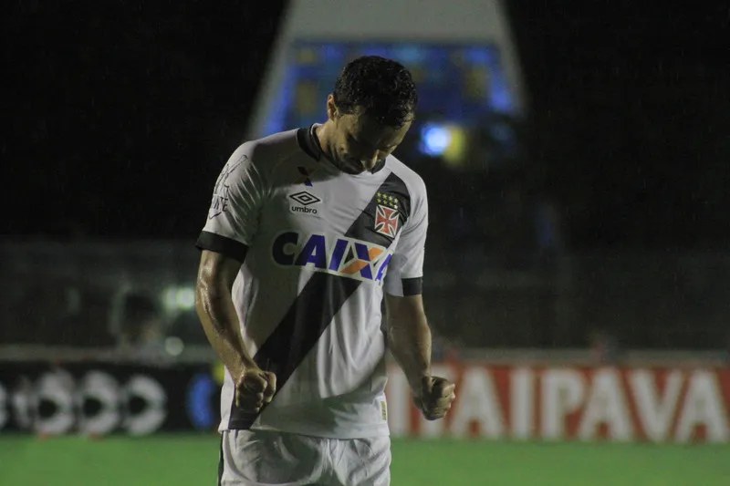 Nenê comemora o gol marcado por Andrezinho