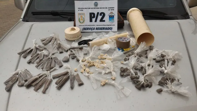Foram apreendidos 126 tabletes de maconha e 40 sacolés de cocaína