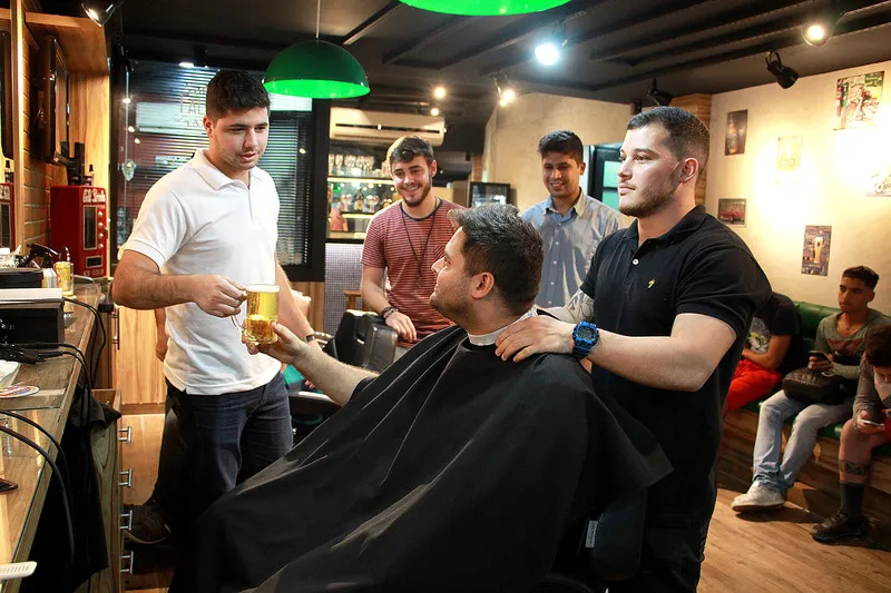 Barbearia Falcone’s, no centro da cidade, oferece chopp e tem sistema de agendamento em aplicativo para fidelizar clientela