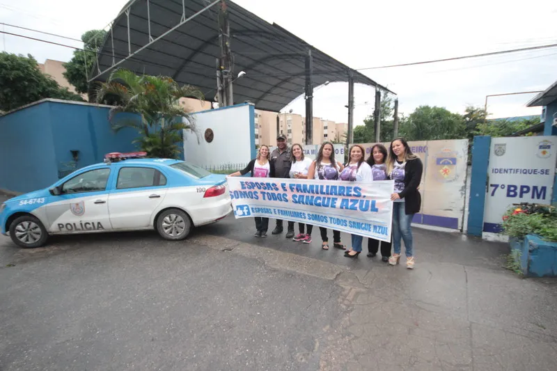 Protesto reuniu, em frente ao 7º BPM, cerca de 10 mulheres