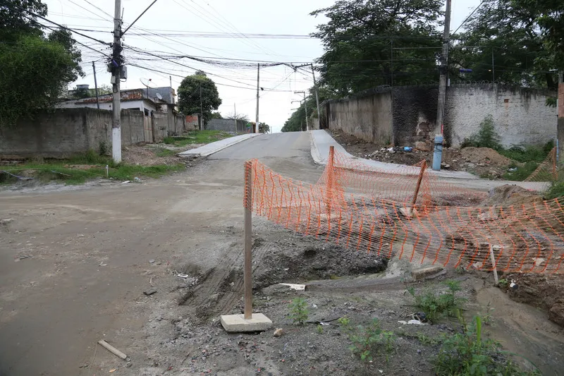 No Vila Três, as obras de pavimentação ficaram pela metade após empresa paralisar o serviço