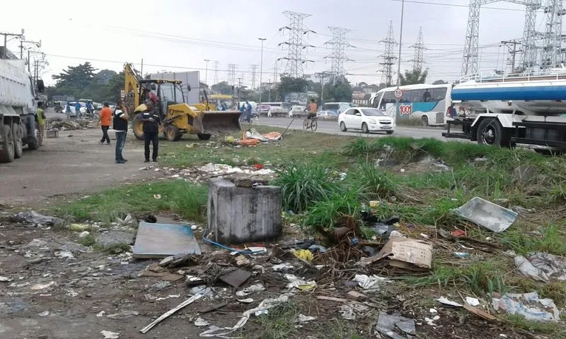 No fim de semana, homens e máquinas da Prefeitura retiraram os entulhos de demolições da via que fica às margens da RJ-104
