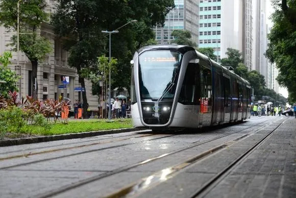 Imagem ilustrativa da imagem Queda de energia interrompe VLT do Rio no primeiro dia útil de funcionamento