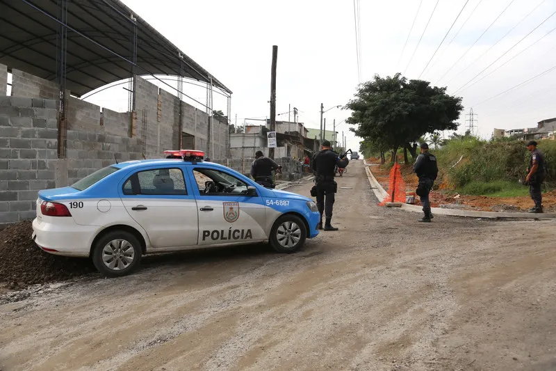  Policiais percorreram ruas em que operários foram ameaçados por traficantes e tiveram que interromper obras de pavimentação