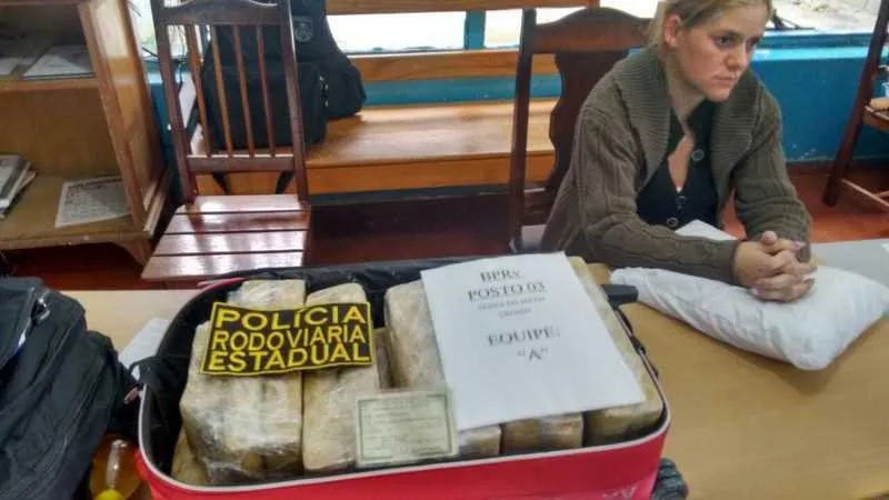 De acordo com PMs, Joseane adquiriu a droga em São Paulo e a levaria para a Região do Lagos