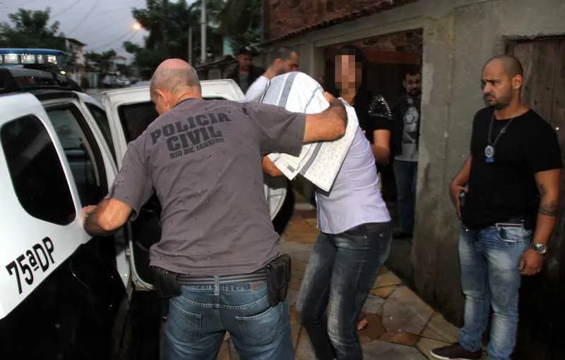 Rosélia foi presa em casa, em Tribobó, ontem pela manhã. Na ação, policiais da 75ªDP também cumpriram mandado de busca e apreensão na residência da acusada