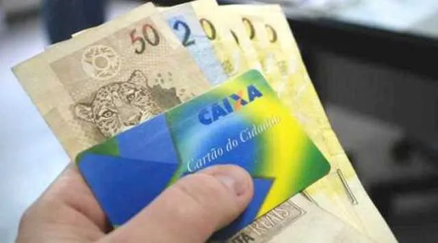 Os trabalhadores podem sacar nas agências da Caixa Econômica Federal e do Banco do Brasil