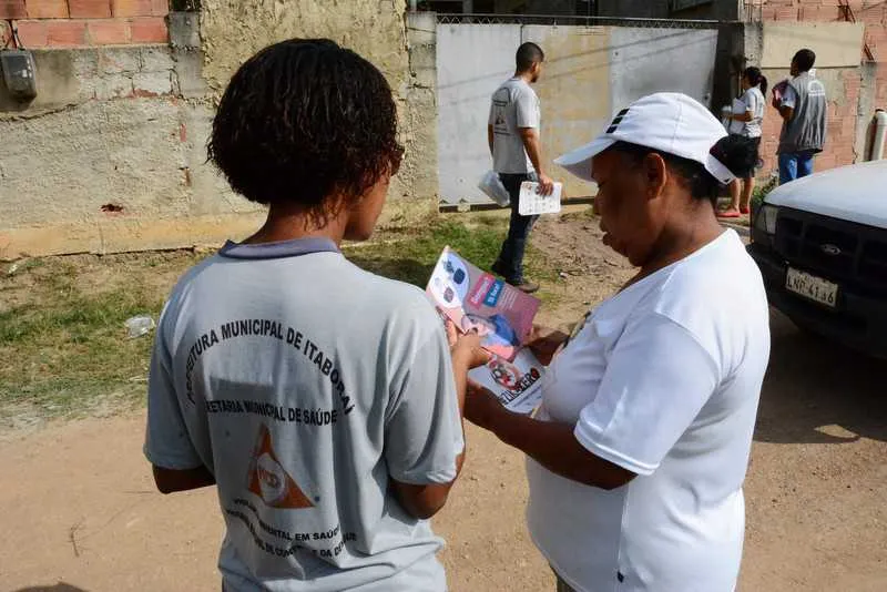 Voluntários da Cruz Vermelha se uniram para distribuir cartilhas e panfletos aos itaboraienses