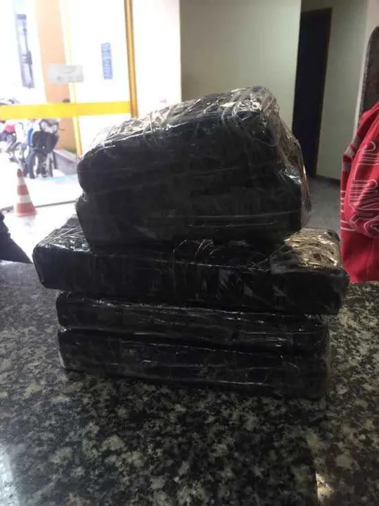 Avaliada em R$ 12 mil, a maconha apreendida no alto do morro foi levada para a 126ª DP