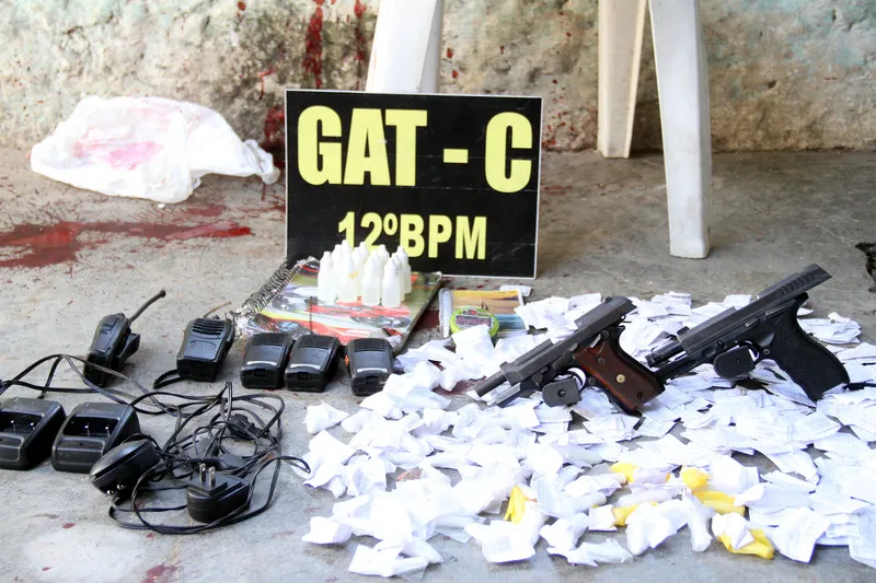 Segundo PMs, adolescentes estavam com pistolas e drogas