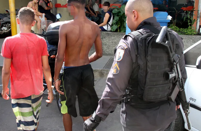 De acordo com a polícia, dupla estava com revólver e drogas