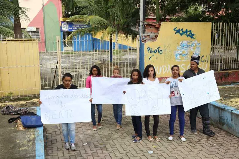 Alunos foram transferidos para duas unidades escolares com a promessa de voltar em um ano