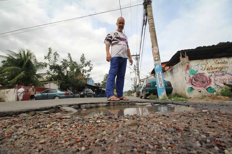 Vazamento já dura dois meses e deixa moradores sem água