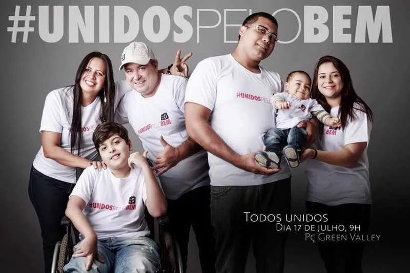Duas crianças posam com seus familiares