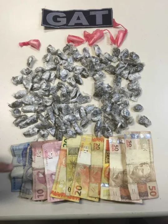 As drogas e o dinheiro estavam com o menor de 15 anos apreendido pela PM em Jardim Esperança