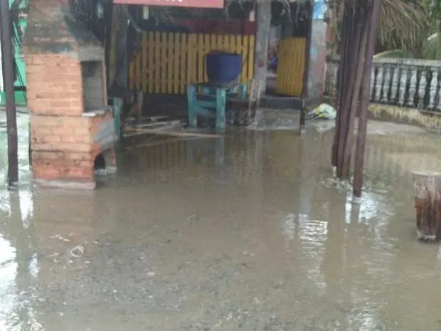 No sábado, o mar invadiu casas na Barrinha, em Saquarema
