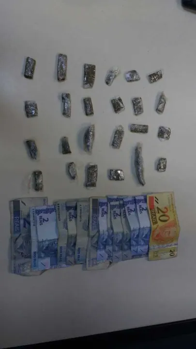 Os tabletes de maconha e o dinheiro estavam com o menor