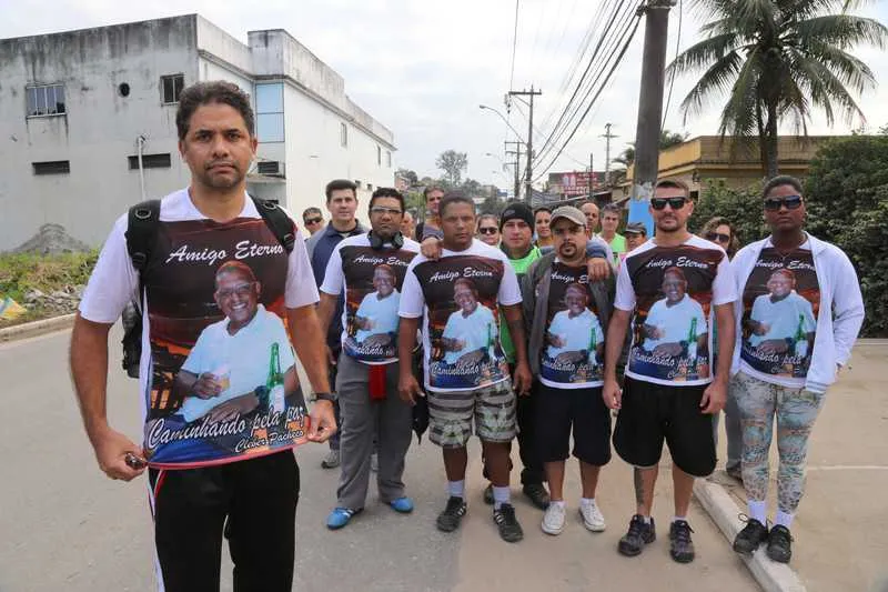 Os manifestantes fizeram caminhada por rua de SG, usando camisa que homenageava a vítima