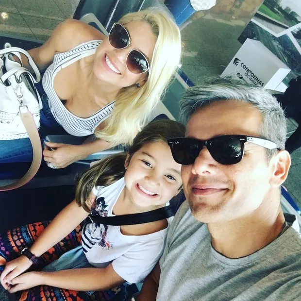 Passeio em família: Otaviano Costa, Flávia Alessandra e a filha do casal, Olívia, aproveitaram o fim de semana na Bahia. Na última sexta-feira, o apresentador publicou em seu Instagram uma “selfie” antes de partir. “Olha quem tá indo pra Bahia com papai! Trabalho e família... Perfeito! Faltou a @giuliacosta! Hoje o #videoshowaovivo estará com o @lopesjoca me substituindo! Na segunda estou de volta na bancada!”, escreveu.
