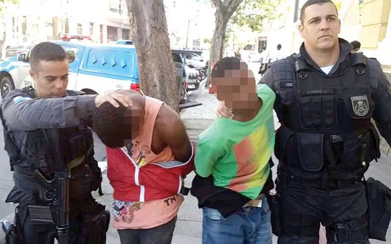 O menor e Rogério estavam com uma arma e pertences de vítima