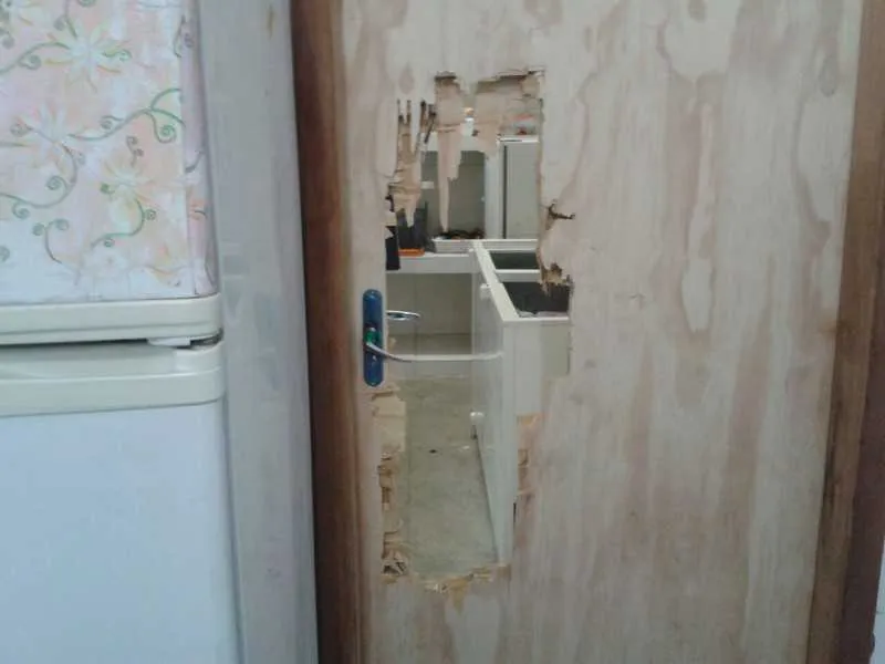 As portas da unidade escolar foram arrombadas pelos vândalos