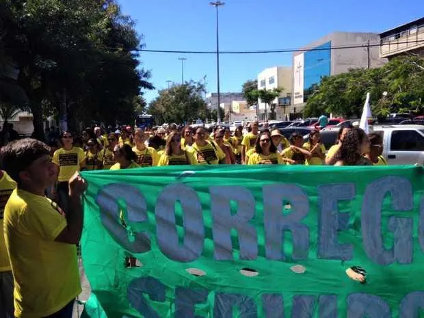  Professores reclamam de salários e das parcelas do 13º salário de 2015 que estão em atraso