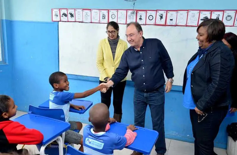 Os dois colégios foram reformados para atender cerca de 620 estudantes do ensino fundamental