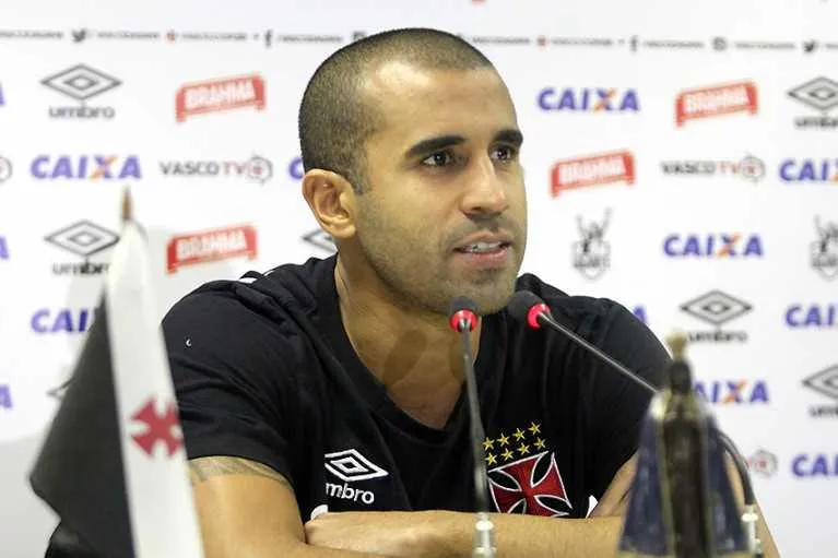 O lateral-esquerdo Julio César afirmou que o ambiente segue alegre e com todo mundo focado