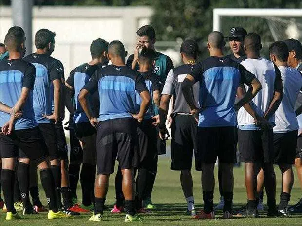No fim do treino, Ricardo Gomes conversou com os reservas