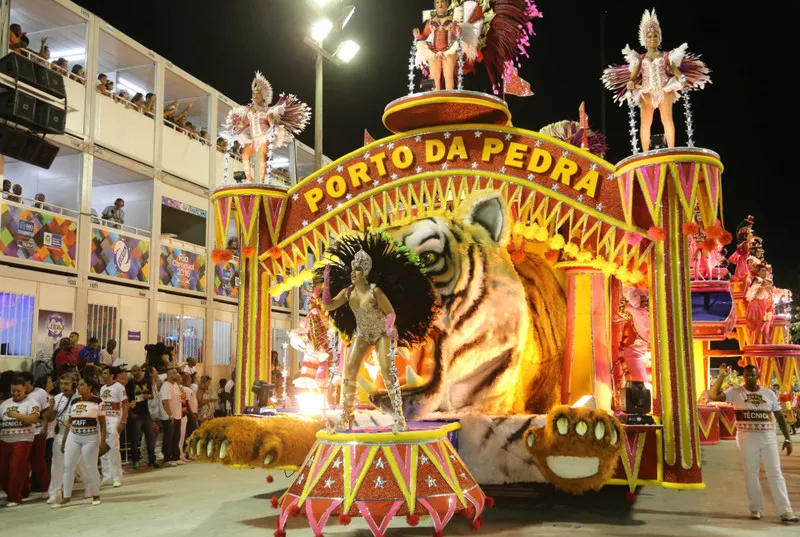 A vernelho e branco de São Gonçalo bateu o ‘martelo’ sobre o enredo para repetir a alegria e a leveza do desfile deste ano