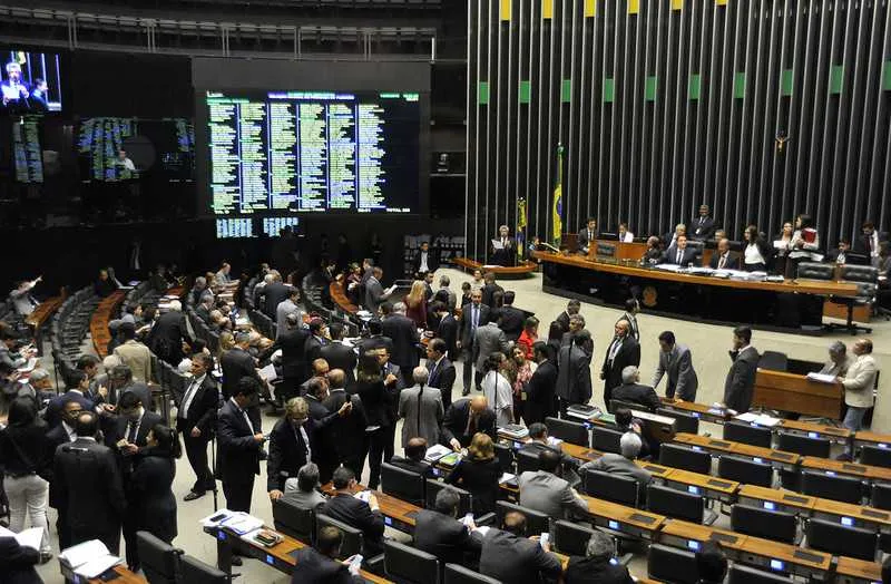 Por 11 votos a 9, integrantes da Comissão de Ética aprovaram parecer pela cassação de Eduardo Cunha
