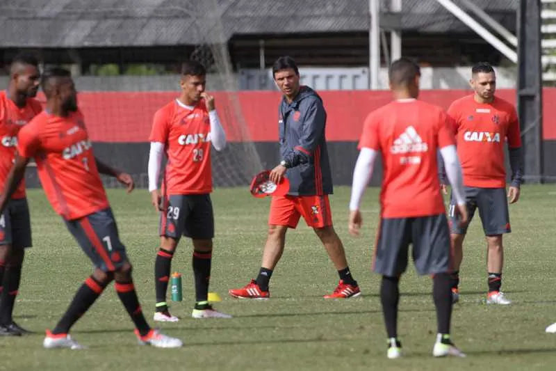 O técnico Zé Ricardo aposta em algumas mudanças para surpreender o Cruzeiro, no Mineirão