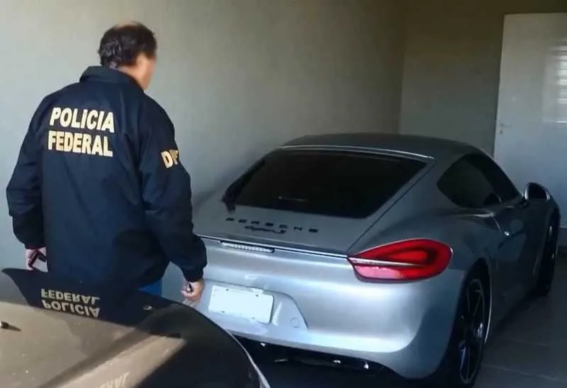 Durante a ação, agentes apreenderam seis carros de luxo