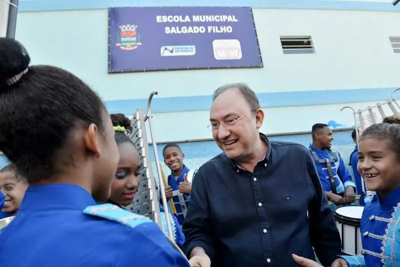 Neilton foi recepcionado pela orquestra de alunos da unidade, que tocou sucessos da MPB